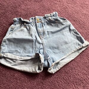 Light wash loose stretchy jean shorts